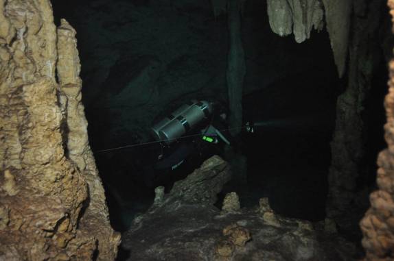 Colocando a amarra de um jump no Gran Cenote, na região de Tulum, no Yucatán, sul do México (foto de Luis Leal)